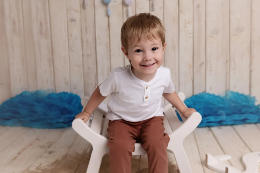 kisfiú mosolyog fotózáson