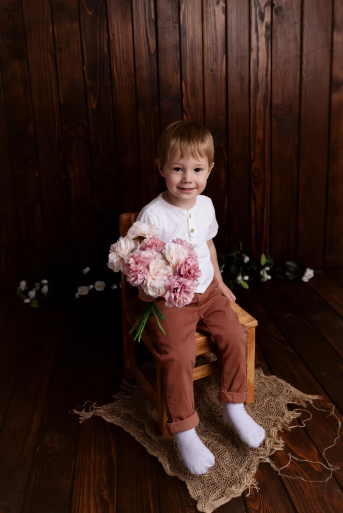 Kisfiú virággal a kezében